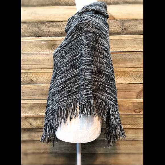 Brittany Blade fringe poncho - Picture 4 of 6